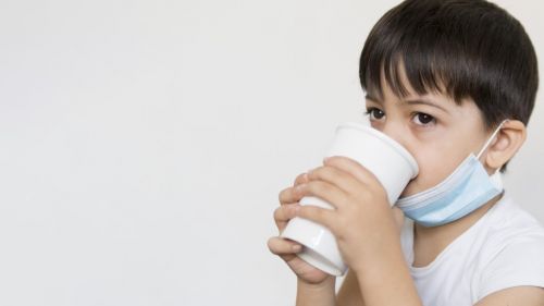 При сухом кашле ребенку нужно давать пить побольше теплой жидкости