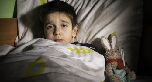 Сухой кашель изнуряющий, поскольку ребенок не отдыхает даже ночью