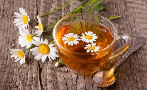 Для облегчения боли горло можно полоскать отваром ромашки