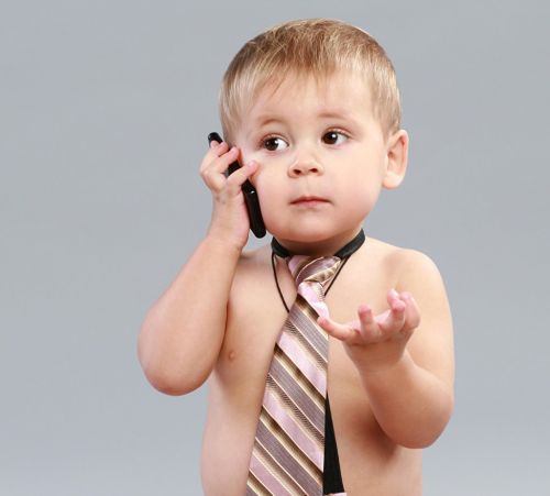 Малыш может затянуть себе на шее галстук