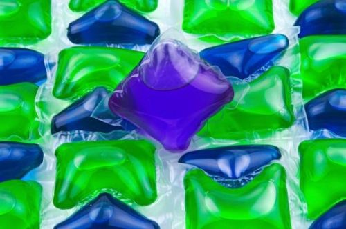 Все чаще врачам приходится спасать детей, попробовавших капсулы для стирки