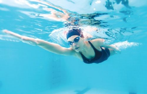 Плавание - один из методов лечения полиартрита