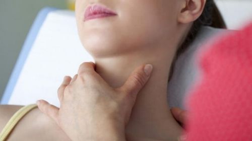 Опухшая шея (разрастание щитовидки) - признак гипотиреоза