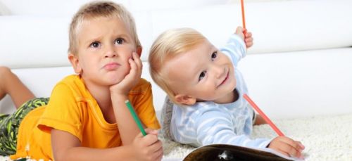 Хорошо, если старший ребенок на собственном примере покажет, как нужно ходить в туалет