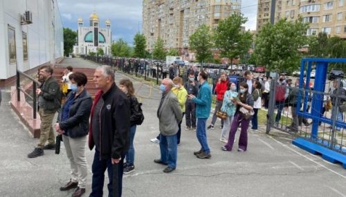 Желающих вакцинироваться решили разделить на две очереди