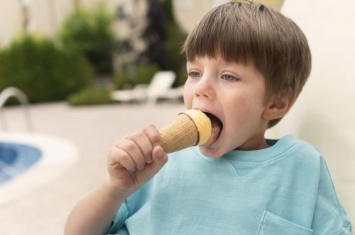 Горло может разболеться от холодных продуктов