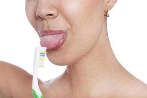 Для взрослого здорового человека норма - незначительный беловатый налет на языке