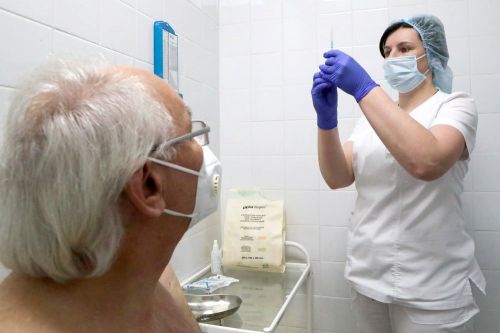 Пожилые люди и люди с сопутствующими заболеваниями - первые, кто должен привиться