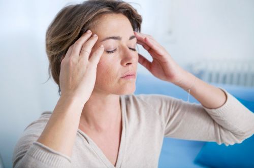 Среди симптомов гипертонического криза: сильная головная боль, тошнота, тахикардия, покраснение лица