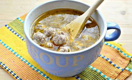 Мясной бульон с фрикадельками - отличный источник белка